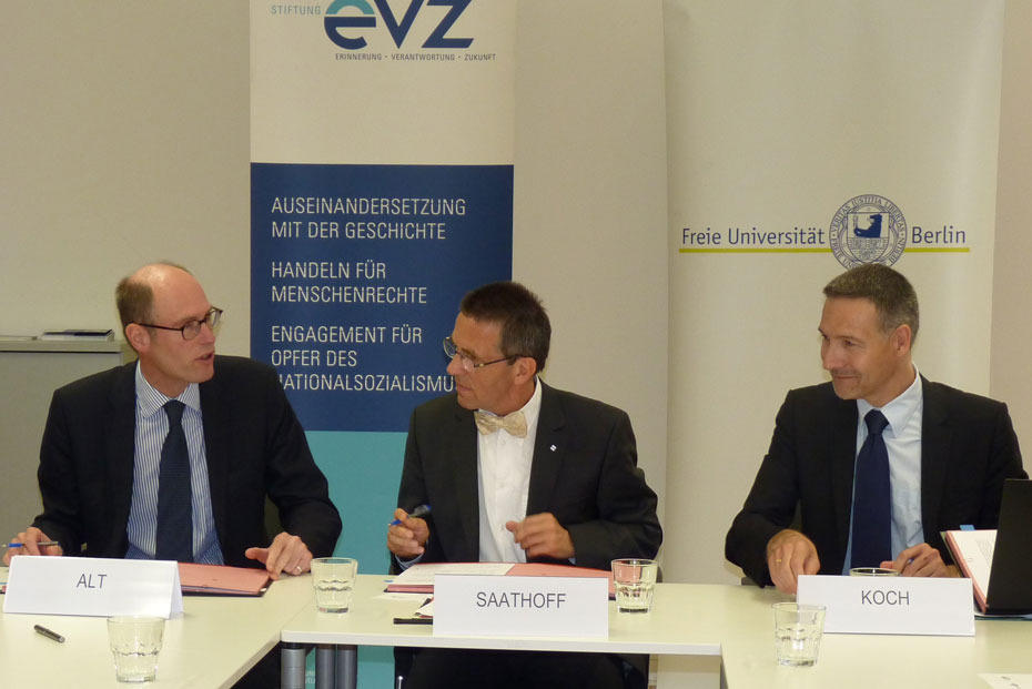 Professor Peter-André Alt, Günter Saathoff und Professor Alexander Koch unterzeichneten die Fortsetzung der Zusammenarbeit zum Online-Archiv "Zwangsarbeit 1939-1945".