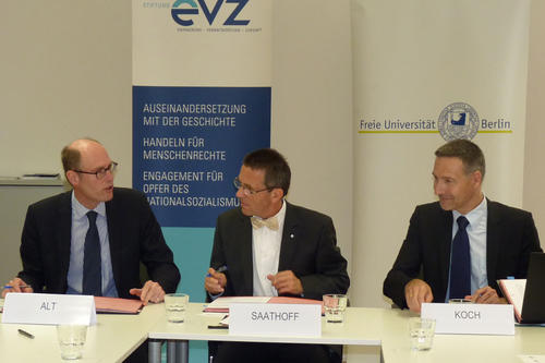 Professor Peter-André Alt, Günter Saathoff und Professor Alexander Koch unterzeichneten die Fortsetzung der Zusammenarbeit zum Online-Archiv "Zwangsarbeit 1939-1945".