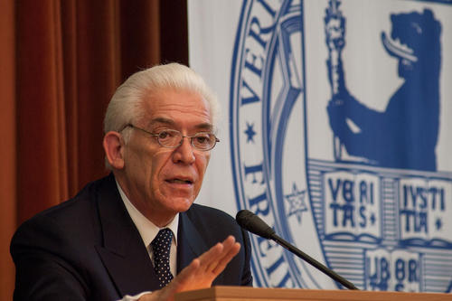 José María Pérez Gay bei seiner Laudatio auf Carlos Fuentes an der Freien Universität Berlin am 29. Juni 2004.