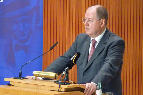 SPD-Kanzlerkandidat Peer Steinbrück während seiner außenpolitischen Grundsatzrede an der Freien Universität.