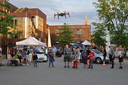 Ein Hingucker: Vor dem Eingang der "Rost- und Silberlaube" der Freien Universität flog der Archäocopter, ein Roboter, mit dessen Hilfe Grabungen fotografisch dokumentiert werden können und der von Archäologen eingesetzt wird.