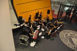 Die Uni Bigband Berlin der Freien Universität Berlin und der Technischen Universität Berlin spielte in der besonderen Atmosphäre der von Lord Norman Foster errichteten Philologischen Bibliothek der Freien Universität.