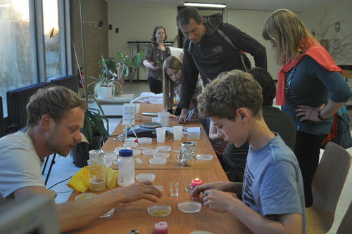 Kinder experimentieren am Institut für Chemie und Biochemie.