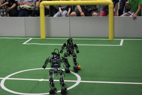 Die FUmanoids - das Fußballroboter-Team der Freien Universität - lieferte sich ein spannendes Match.