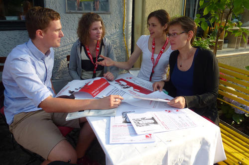 Kerstin Hein (rechts vorne) hat gemeinsam mit engagierten Studierenden und der Deutschen Knochenmarkspenderdatei (DKMS) die Stammzellspende-Aktion an der Freien Universität ins Leben gerufen.
