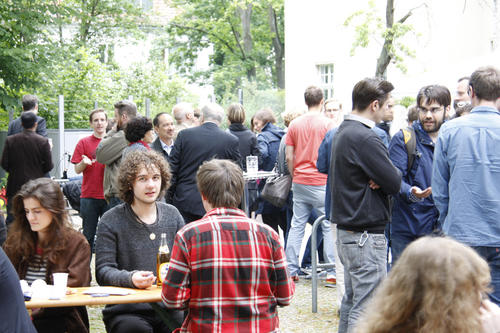 Bei der "Homecoming-Party" des John-F.-Kennedy-Instituts tauschten sich Studierende und Alumni, Gäste und Professoren bei Speisen und Getränken im Garten des Institutsgebäudes aus.