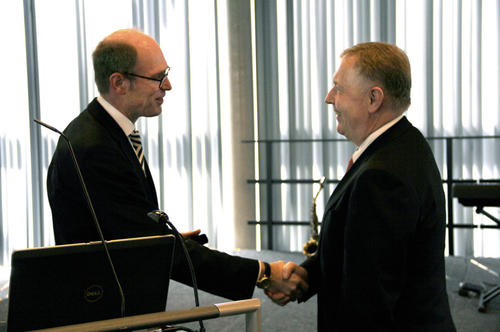 Für seine langjährigen Verdienste wurde Leo Brunnberg (r.) die goldene Anstecknadel der Freien Universität von Präsident Peter-André Alt verliehen