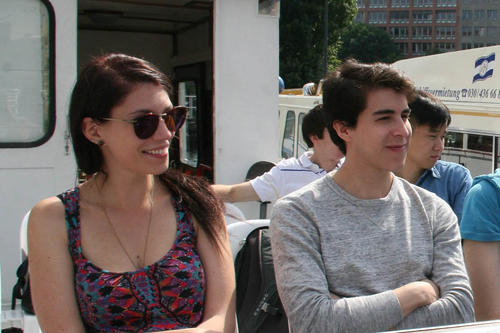 Polina und Santiago hatten Spaß auf dem Boot. Die Tour bot eine gute Gelegenheit, um die zukünftigen Mitschüler kennenzulernen.