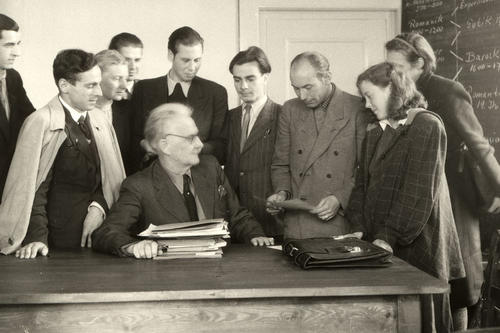 Lehre vor mehr als 60 Jahren: Studenten der Freien Universität mit dem Kunsthistoriker und Publizisten Professor Edwin Redslob. Er hat die Freie Universität Berlin mitgegründet und war ihr zweiter Rektor (1949/50).