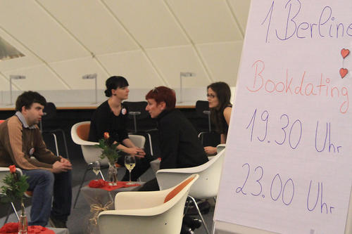 Partnertausch nach zehn Minuten: Beim Book Dating ging's darum, einander jeweils fünf Minuten lang vom eigenen Lieblingsbuch zu erzählen.
