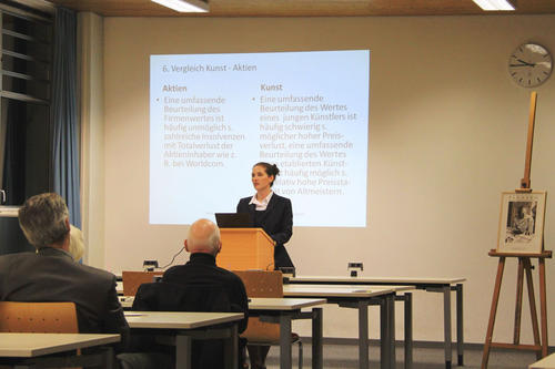 Die promovierte Kunsthistorikerin Harriet Häußler hielt in der Wirtschaftswissenschaftlichen Bibliothek den Vortrag  „Kunst als Assett Class? Kunstwerke zwischen Liebhaberei und strategischem Investment – der Kunstmarkt heute“.