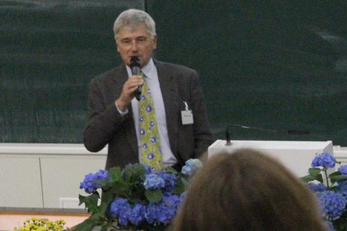 Hans-Ulrich Reißig, Dekan des Fachbereichs Biologie, Chemie, Pharmazie, begrüßte  die neu Immatrikulierten im großen Hörsaal des Instituts für Pflanzenphysiologie und Mikrobiologie in der Königin Luise-Straße.