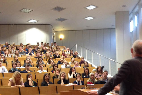 Warum eine Immatrikulationsfeier als „Übergangsritual“ betrachtet werden kann, erklärte Dekan Christoph Wulf den neuen Studentinnen und Studenten am  Fachbereich Erziehungswissenschaft und Psychologie.