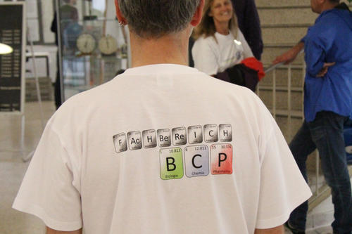 Angehörige des Fachbereichs Biologie, Chemie, Pharmazie wiesen sich mit einem speziellen T-Shirt als Ansprechpartner für die Erstsemester aus.