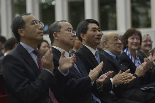 Die Botschafter Koreas und Japans sowie der chinesische Gesandte begrüßten die Eröffnung der Graduiertenschule.