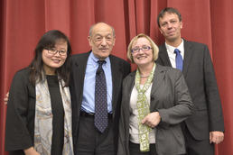 Die Sprecher der Graduiertenschule: Prof. Dr. Eun-Jeung Lee, Prof. Dr. Verena Blechinger-Talcott und Prof. Klaus Mühlhahn. Ezra Vogel (2.v.l.), emeritierter Harvard-Professor, hielt den Festvortrag.