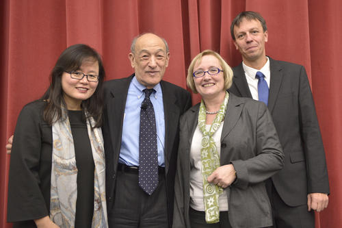 Die Sprecher der Graduiertenschule: Prof. Dr. Eun-Jeung Lee, Prof. Dr. Verena Blechinger-Talcott und Prof. Klaus Mühlhahn. Ezra Vogel (2.v.l.) emeritierter Harvard-Professor hielt den Festvortrag.