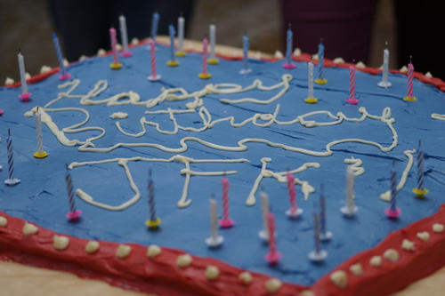 Ein besonderer Geburtstag verlangt nach einem besonderen Kuchen: Das John-F.-Kennedy-Institut feierte seinen <a href=http://www.fu-berlin.de/campusleben/campus/2013/130703_50_jahre_jfki/>50.Jahrestag</a>.