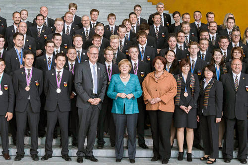<a href=http://www.fu-berlin.de/campusleben/campus/2013/130722_skillen_berufe_wm/>René Skillen</a> (4. Reihe, 3. v. l.), Fachinformatiker der Freien Universität, hat an der Weltmeisterschaft der Berufe teilgenommen.