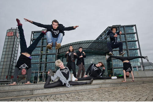 "Movision" praktiziert Tricking, eine Sportart, die Elemente aus Breakdance, Tanz, Akrobatik, Kampfsport und Gymnastik verbindet. Malek Davis (2.v.r., oben) unterrichtet Tricking im Hochschulsport an der Freien Universität.