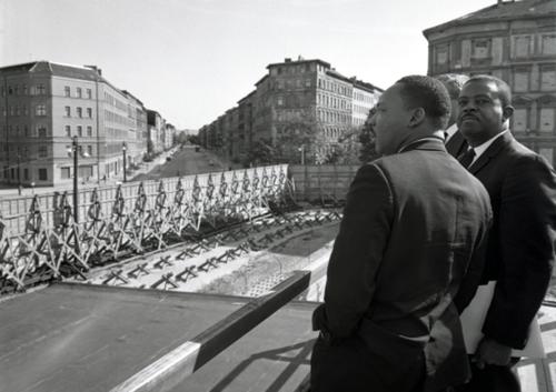 Dr. Martin Luther King besichtigt 1964 die Sperrmauer an der Sektorengrenze Bernauer Straße/Schwedter Staße im Wedding.