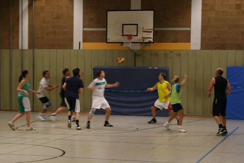 Jeden Montag findet in der Sporthalle der Droste-Hülshoff-Schule in Berlin-Zehlendorf der Basketball-Kurs statt. Der Austausch-Coach Enn Läänmäe führte in seiner Trainingseinheit neue Übungen ein.