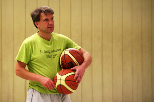 Aufmerksam verfolgt Enn Läänmäe das Spiel der Teilnehmerinnen und Teilnehmer des Basketball-Hochschulsportkurses. Als Austausch-Trainer verbringt der Este eine Woche an der Freien Universität Berlin.