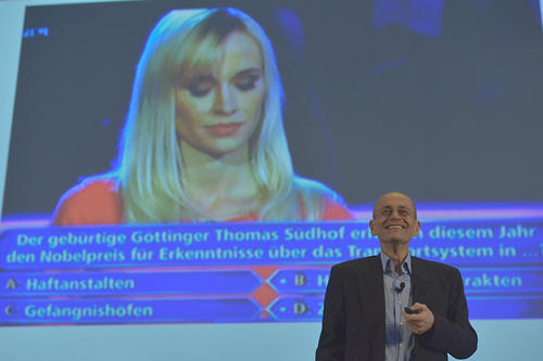 Die Forschung des Nobelpreisträgers interessierte auch in Günther Jauchs Sendung "Wer wird Millionär". Forscht Südhof über das Transportsystem in a) Haftanstalten, b) Hochsicherheitstrakten, c) Gefängnishöfen oder d) Zellen?!