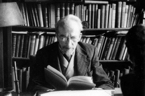 Der Historiker Prof. Dr. Friedrich Meinecke (1862-1954) war der erste Rektor der im damaligen Westsektor Berlins neu gegründeten Freien Universität Berlin. Hier eine Aufnahme in seinem Arbeitszimmer im Jahr 1948.