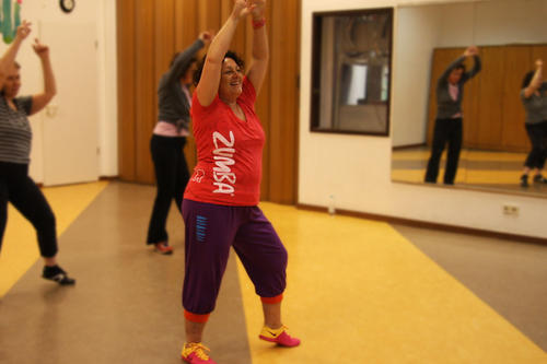 Kursleiterin Sylvia Ndoye (vorne) verbindet in ihrem Zumba-Kurs Elemente aus Salsa, Cumbia, Cha-Cha-Cha, Reggaeton, Samba, Westafrican-, Oriental- und indischem Kathak-Dance.