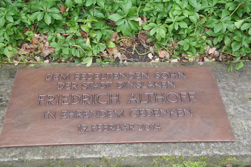 Der Geburtsort Althoffs ist nicht auf seinem Grabstein verzeichnet. Eine Gedenkplatte aus Dinslaken erinnert an den Sohn der Stadt.