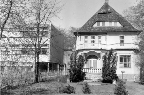 1963 gründete die Freie Universität im Westteil der Stadt ein eigenes Institut für Medizingeschichte, untergebracht in der Augustastraße 37 in Berlin-Lichterfelde.