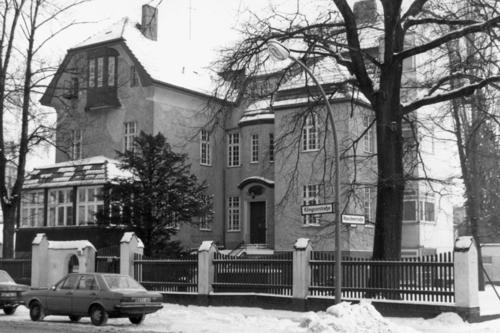 In den 1980er Jahren zog das Institut im Westteil um in die benachbarte Klingsorstraße 119. Seit Zusammenführung der medizinischen Fakultäten 2003 sind beide Institute miteinander verbunden - und jetzt an einem Standort untergebracht.