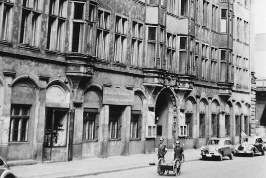 1930 an der damaligen Berliner Universität  gegründet, wurde das Institut in der Universitätsstraße 3b untergebracht, ...