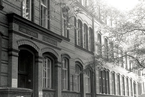 ...das nach der Wende innerhalb Berlin-Mitte umzog in die Ziegelstraße 5-9.