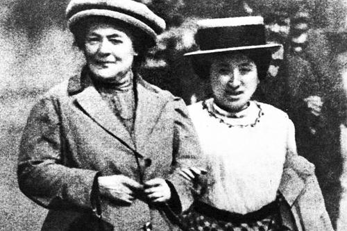 Clara Zetkin (links) hatte 1907 auf der Ersten Internationalen Sozialistischen Frauenkonferenz das allgemeine Frauenwahlrecht gefordert. Das Bild zeigt sie mit Rosa Luxemburg auf dem Weg zum SPD-Parteitag im Jahr 1910.