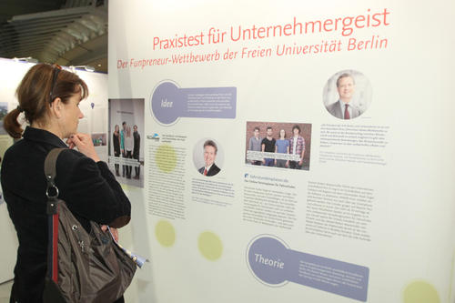 Die Ausstellung von profund und der IHK Berlin ist bis zum 11. April im Foyer des Ludwig-Erhard-Hauses zu sehen.