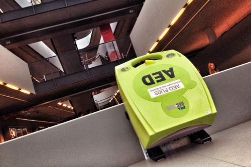 Diese unscheinbaren Geräte helfen, Leben zu retten: Acht Defibrillatoren für Laienhelfer sind auf dem Campus der Freien Universität schon einsatzbereit, zwei weitere folgen in Kürze.