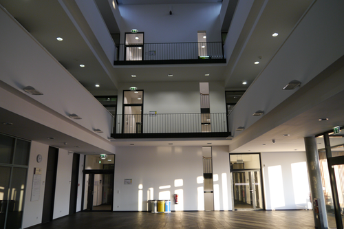 In dem neuen Zentrum arbeiten derzeit 165 Mitarbeiter aus 17 Ländern und vier Kontinenten gemeinsam unter einem Dach zu aktuellen Forschungsfragen.