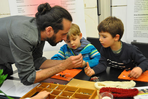 Mit selbstgebastelten Amuletten gegen Kopfschmerzen und Haarausfall: Kinder lernen Methoden aus der babylonischen Medizin kennen.