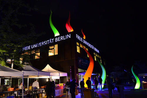 Leuchtelemente wiesen Besuchern den Weg von der Rost- und Silberlaube bis hin zu den Instituten für Chemie und Informatik.
