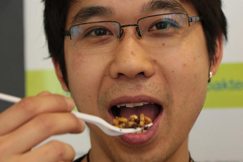 Besonders mutige Besucher verkosteten am Institut für Biologie salzige Bienendrohnenlarven und andere Insektensnacks.