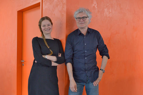 Wiedersehen in den Räumen des Instituts für Publizistik- und Kommunikationswissenschaft in der Garystraße: Alumni Carolin Breuer und Rüdiger Scheidges.