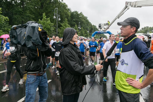 Im Blick der Medien: Professor Harm Kuper, Dekan des Fachbereichs Erziehungswissenschaft, berichtet von seinem Lauf.