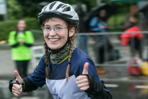 Die nassen Straßen waren für die Skater eine besondere Herausforderung - die sie mit Bravour meisterten.