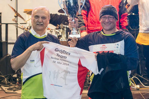 Kanzler Peter Lange und Jörg Förster, Leiter des Hochschulsports, bei der Siegerehrung.