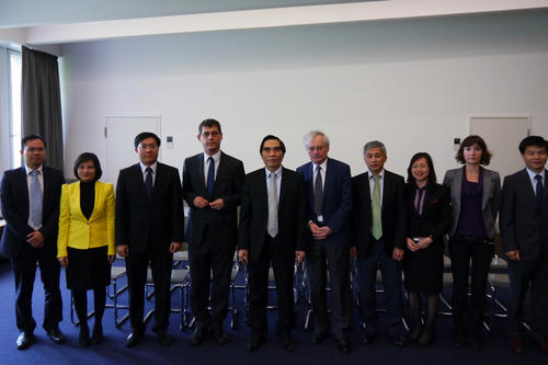 Die vietnamesische Delegation mit Forschern der Freien Universität. In der Mitte Klaus Jacob (4. v.l.) und Vizeminister Nguyen Van Trung (5. v.l.).