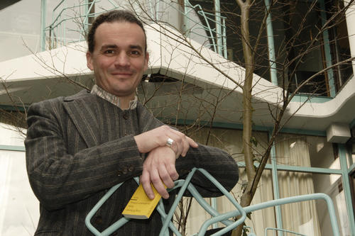 Prof. Dr. Georg Bertram lehrt seit 2007 Philosophie an der Freien Universität Berlin.