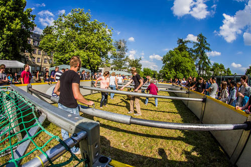 Letztes Jahr stellten die Organisatoren einen Menschenkicker auf - dieses Jahr gibt es für Fußballfans einen XXL-Tischkicker und ein Street Soccer Match