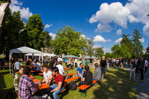 Beim Campusfest der WiWiss feiern Studierende gemeinsam in den Sommer